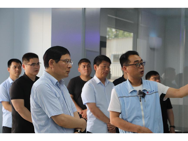 奮斗不止，追求卓 越