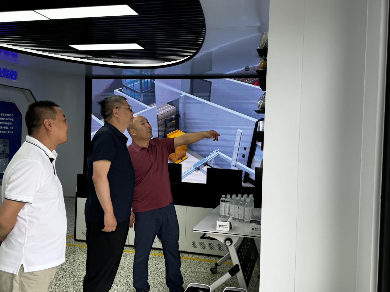 《國務(wù)院發(fā)展研究中心金融研究所副所長(cháng)巴曙松教授、金鷹基金姚文 強董事長(cháng)為企業(yè)發(fā)展實(shí)地考察》